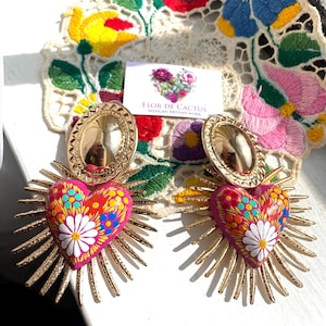 Aretes de Madera pintados a Mano, Diseño Corazón radiante. Hand-painted Wooden Earrings, Radiant Heart Design.
