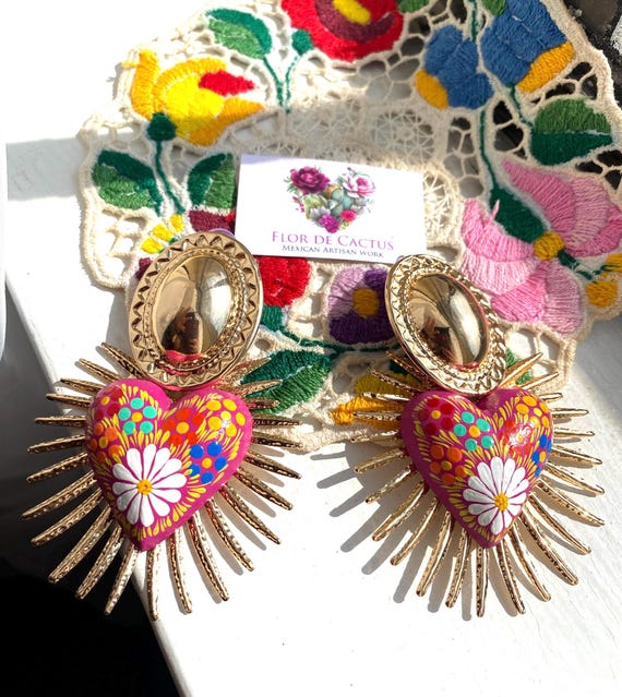 Aretes de Madera pintados a Mano, Diseño Corazón radiante. Hand-painted Wooden Earrings, Radiant Heart Design.