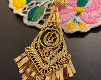 Medio. Aretes de Filigrana Mexicanos. Aretes de chapa de oro. Pendientes mexicanos. Pendientes bañados en oro. Aretes tradicionales y artesanales.