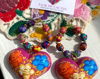Aretes de Madera pintados a Mano, Diseño Corazón con Palma Trenzada. Hand-painted wooden earrings, Heart design with Braided palm.