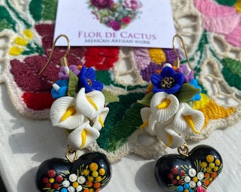 Aretes de Madera Corazon Pintados a Mano con Flores de pasta. Hand-painted Wooden Earrings with Heart design with Paste flowers. Mexico.