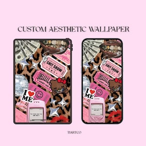 Puede incluir: Diseño de fondo de pantalla estético personalizado con un collage de elementos. Incluye billetes de dólar, una boca con dientes de oro, un boleto rosa "SHIT SHOW", un personaje de Hello Kitty y un teléfono Nokia rosa. El fondo tiene un estampado de leopardo.