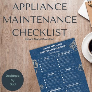 以下が含まれることがあります： HVAC、給湯器、洗濯機、乾燥機、冷蔵庫、ストーブ/オーブンなどのセクションを含む、白いテキストの青い家電メンテナンスチェックリスト。コーヒーカップ、メガネ、メモ帳が木製の表面にあります。