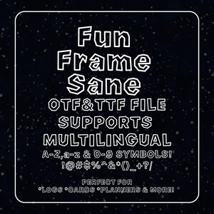 Könnte beinhalten: Eine digitale Schriftartdatei mit dem Titel Fun Frame Sane, dargestellt als weißer Umrisstext auf dunklem Hintergrund mit weißen Sprenkeln. Der Text umfasst OTF- und TTF-Dateiformate, mehrsprachige Unterstützung, A-Z, a-z, 0-9, Symbole, Logs, Karten und Planer.