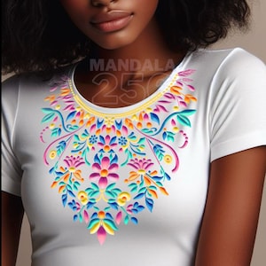 K&ouml;nnte beinhalten: Wei&szlig;es T-Shirt mit einem bunten Blumenmuster auf der Vorderseite. Das Design zeigt eine Vielzahl von Blumen und Bl&auml;ttern in den Farben Pink, Blau, Gelb und Orange. Der Text "MANDALA 25" ist oben im Design sichtbar.