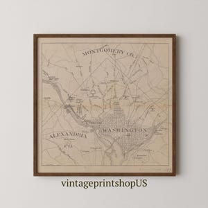 Puede incluir: Un mapa antiguo enmarcado de Washington D.C. y áreas circundantes, incluidos los condados de Montgomery y Alexandria. El mapa está en tonos sepia con calles y características geográficas detalladas. El texto "vintageprintshopUS" está en la parte inferior.