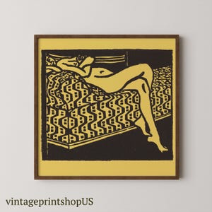 Peut inclure: Une estampe en noir et blanc d'une figure nue allongée sur un canapé à motifs. L'estampe est sur fond jaune.