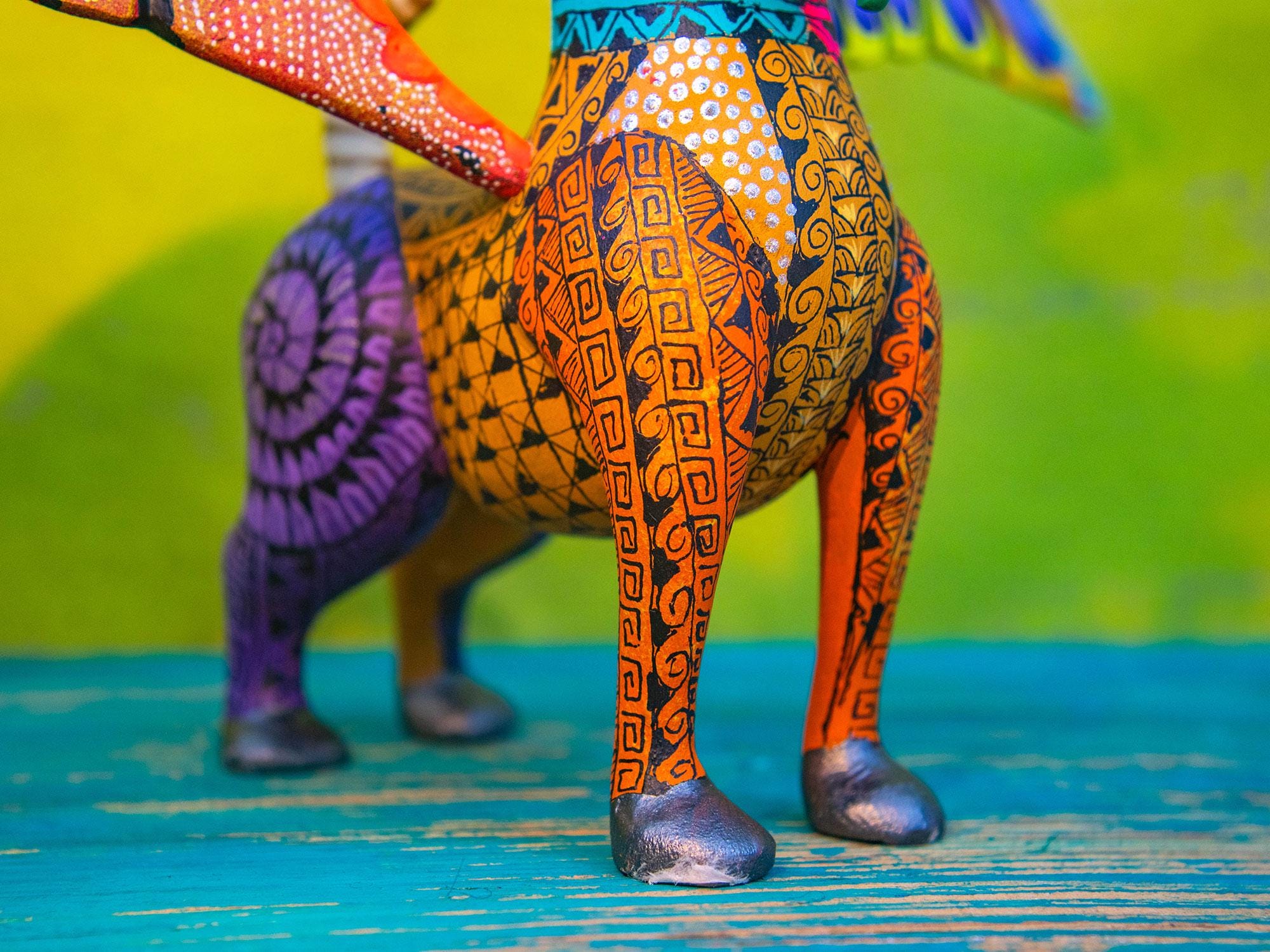 メキシコのアレブリヘ犬ダンテ – オアハカの手彫りショロイツク