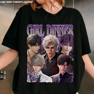 Può includere: T-shirt nero con grafica "GIRL DINNER" in viola, accompagnata da illustrazioni di personaggi in stile anime. La maglietta ha girocollo e maniche corte. L'URL del negozio Etsy è visibile in basso.