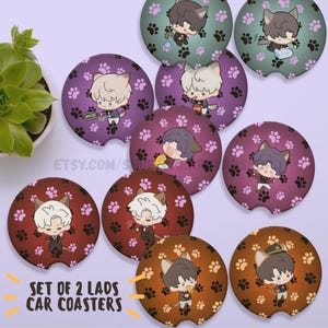 Peut inclure: Ensemble de dessous de verre pour voiture avec des personnages de chats de dessins animés. Chaque dessous de verre présente un motif de pattes et un personnage de chat différent. Le texte "SET OF 2 LADS CAR COASTERS" est visible.
