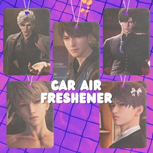 Könnte beinhalten: Fünf rechteckige Auto-Lufterfrischer mit Anime-Charakteren mit unterschiedlichen Frisuren und Outfits. Der Text CAR AIR FRESHENER ist in Weiß in der Mitte aufgedruckt. Jeder Lufterfrischer verfügt über eine weiße Schnurschlaufe zum Aufhängen.