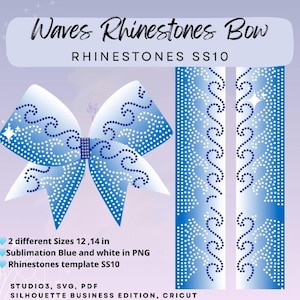 Può includere: Un file di design digitale che presenta un grafico a fiocco blu e bianco con un motivo a onde realizzato con strass SS10. Il testo recita Waves Rhinestones Bow, RHINESTONES SS10, 2 different Sizes 12, 14 in, Sublimation Blue and white in PNG, Rhinestones template SS10, STUDIO3, SVG, PDF, SILHOUETTE BUSINESS EDITION, CRICUT.