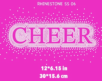 Può includere: Uno sfondo rosa acceso con la parola "CHEER" scritta con strass bianchi. Il testo è circondato da un bordo punteggiato. Le dimensioni sono 30*15,6 cm.