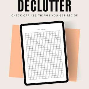 Pode incluir: Um tablet digital exibe uma lista de verificação de organização com o texto "DECLUTTER" e "CHECK OFF 483 THINGS YOU GET RID OF." A lista de verificação é uma grade com números. O fundo é bege claro com detalhes em pêssego. A parte inferior da imagem diz "| PDF |".