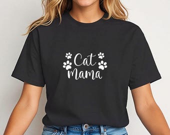 Puede incluir: Camiseta negra con texto blanco que dice "Cat mama" y huellas de patas.