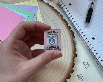 Normal es una configuración en un pin de esmalte de lavadora / no neurotípico, TEA, neuropicante, autista