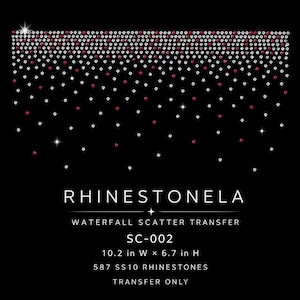 Könnte beinhalten: Ein Strass-Transfer mit einem Wasserfall-Streumuster aus klaren und roten Kristallen auf schwarzem Grund. Der Text lautet: RHINESTONELA, WATERFALL SCATTER TRANSFER, SC-002, 25,9 cm B x 17,0 cm H, 587 SS10 STRASSSTEINE, NUR TRANSFER.