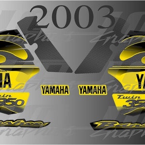 Peut inclure: Kit graphique Yamaha Banshee 2003 édition limitée avec des flammes noires et jaunes, le texte "Twin 350" et "Yamaha".