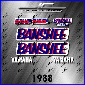 Peut inclure: Un ensemble d'autocollants bleus et rouges pour une moto Yamaha Banshee 350. Les autocollants présentent les mots "Banshee" et "Yamaha" dans une police de caractères audacieuse et stylisée. Les autocollants sont conçus pour un modèle de moto de l'année 1988.