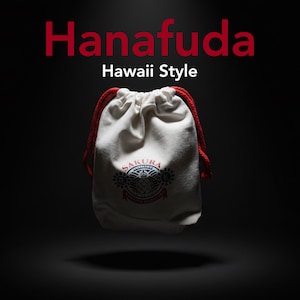 Puede incluir: Una bolsa de tela color crema con cordón y cuerdas rojas. La parte frontal presenta un logotipo circular con el texto SAKURA y un gráfico de piña. Sobre la bolsa, el texto dice Hanafuda Hawaii Style en letras grandes rojas y blancas.