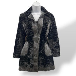 Jaren 60 Lilli Ann zwarte nepbontjas met leren afwerking – medium – vintage mod winterbovenkleding