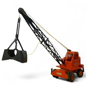 Pode incluir: Guindaste de brinquedo laranja e preto com lança e balde pretos. O guindaste tem uma cabine pequena e quatro rodas. O balde tem uma borda dentada. Dimensões: aproximadamente 76 cm de comprimento.