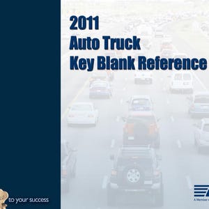 Puede incluir: Guía de referencia para llaves de automóviles y camiones de 2011. El título está en texto azul en negrita. El fondo muestra una autopista con varios vehículos. El logotipo de Ilco está en la esquina inferior derecha.