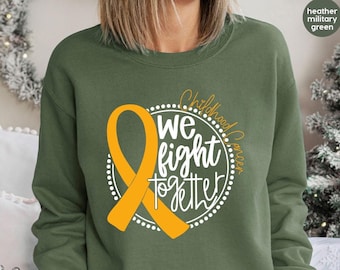 Może przedstawiać: Zielona bluza z żółtą wstążką i napisem "Childhood Cancer We fight together" w białym kółku.