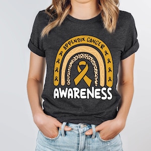 Puede incluir: Un conjunto de tres jarrones de cerámica de diferentes alturas y formas. Los jarrones están esmaltados con un acabado blanco mate, ofreciendo una estética minimalista. El jarrón más alto mide aproximadamente 25 cm de altura.