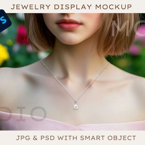 Pode incluir: Uma mulher vestindo um vestido rosa com um colar de prata e um pingente de pedra preciosa transparente.