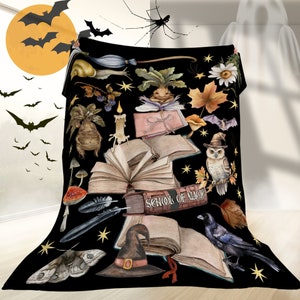 Può includere: Coperta in bianco e nero con un design fantasioso a tema scuola di magia. Il design include libri, gufi, stelle, piume e un cappello da strega. Il testo "School of Magic" è stampato sulla coperta.