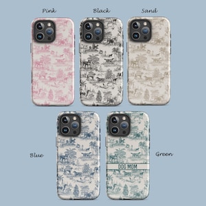 Op de afbeelding: Vijf verschillende gekleurde telefoonhoesjes met een zwart-wit toile-patroon met honden. De hoesjes zijn roze, zwart, zandkleurig, blauw en groen. Het groene hoesje heeft de tekst "DOG MOM" erop gedrukt.