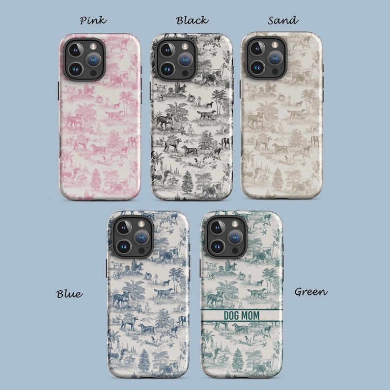 Op de afbeelding: Vijf verschillende gekleurde telefoonhoesjes met een zwart-wit toile-patroon met honden. De hoesjes zijn roze, zwart, zandkleurig, blauw en groen. Het groene hoesje heeft de tekst "DOG MOM" erop gedrukt.