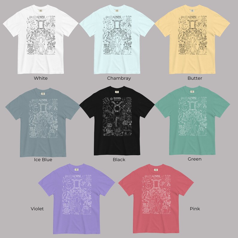 Op de afbeelding: Een set van tien T-shirts in verschillende kleuren, elk met een grafisch ontwerp van het sterrenbeeld Tweelingen met de tekst "Tweelingen" en "21 mei - 20 juni". De T-shirts worden weergegeven op een grijze achtergrond.