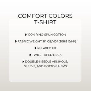 Op de afbeelding: Een witte tekstbeschrijving op een grijze achtergrond die de kenmerken van een T-shirt benadrukt. De tekst luidt: "COMFORT COLORS T-SHIRT &bull; 100% RING-SPUN COTTON ► FABRIC WEIGHT: 6.1 OZ/YD&sup2; (206.8 G/M&sup2;) &bull; RELAXED FIT &bull;TWILL-TAPED NECK &bull; DOUBLE-NEEDLE ARMHOLE, SLEEVE, AND BOTTOM HEMS"