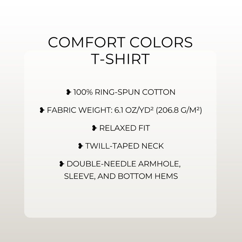 Op de afbeelding: Een witte tekstbeschrijving op een grijze achtergrond die de kenmerken van een T-shirt benadrukt. De tekst luidt: "COMFORT COLORS T-SHIRT &bull; 100% RING-SPUN COTTON ► FABRIC WEIGHT: 6.1 OZ/YD&sup2; (206.8 G/M&sup2;) &bull; RELAXED FIT &bull;TWILL-TAPED NECK &bull; DOUBLE-NEEDLE ARMHOLE, SLEEVE, AND BOTTOM HEMS"