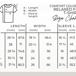 Op de afbeelding: Maattabel voor een T-shirt met een ontspannen pasvorm met maten in inches en centimeters. De tabel toont de lengte, breedte en mouwlengte voor de maten S, M, L, XL en 2XL.