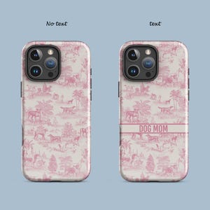 Op de afbeelding: Twee roze en witte gepatroneerde telefoonhoesjes met een zwarte camera lens. Een hoesje heeft de tekst "DOG MOM" erop gedrukt.
