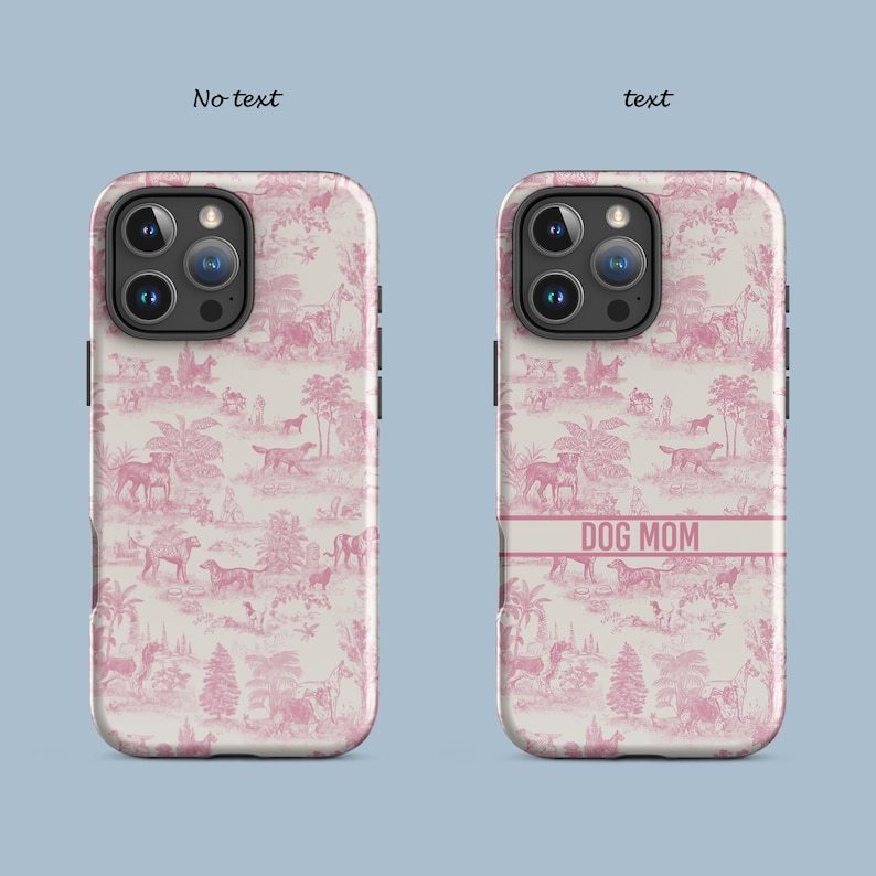 Op de afbeelding: Twee roze en witte gepatroneerde telefoonhoesjes met een zwarte camera lens. Een hoesje heeft de tekst "DOG MOM" erop gedrukt.