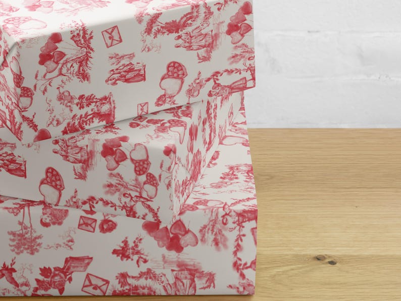 Pu&ograve; includere: Carta da regalo bianca con un motivo rosso e bianco di cuori, fiori e altri disegni romantici.