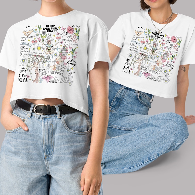 Puede incluir: Camiseta blanca recortada con estampado gr&aacute;fico de un &aacute;rbol con las palabras "In My Spiritual Era" y otras frases inspiradoras. La camiseta tiene un corte holgado y mangas cortas.
