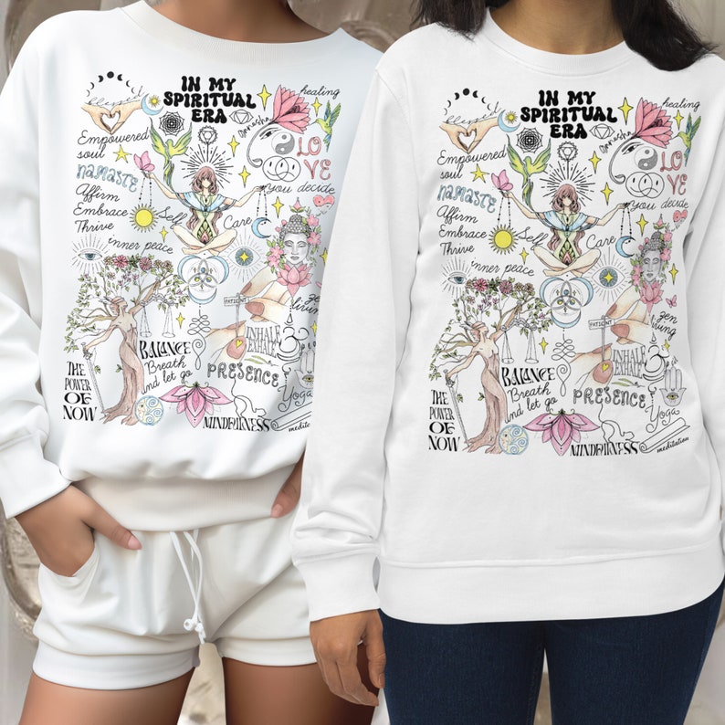 Puede incluir: Sudadera blanca con un estampado gr&aacute;fico colorido que incluye el texto "In My Spiritual Era". El gr&aacute;fico incluye s&iacute;mbolos, palabras e ilustraciones relacionadas con la atenci&oacute;n plena, el cuidado personal y la espiritualidad.