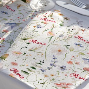 Decorazioni per matrimoni con fiori selvatici, runner da tavola per la sposa, lino da pranzo con fiori pressati, tovaglia floreale bianca, decorazioni per feste a tema giardino di erbe aromatiche. immagine 12