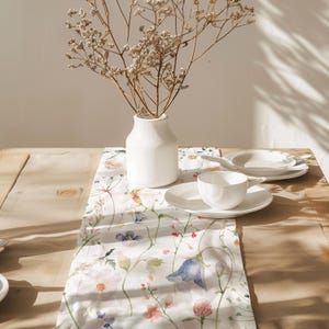 Decorazioni per matrimoni con fiori selvatici, runner da tavola per la sposa, lino da pranzo con fiori pressati, tovaglia floreale bianca, decorazioni per feste a tema giardino di erbe aromatiche. immagine 5