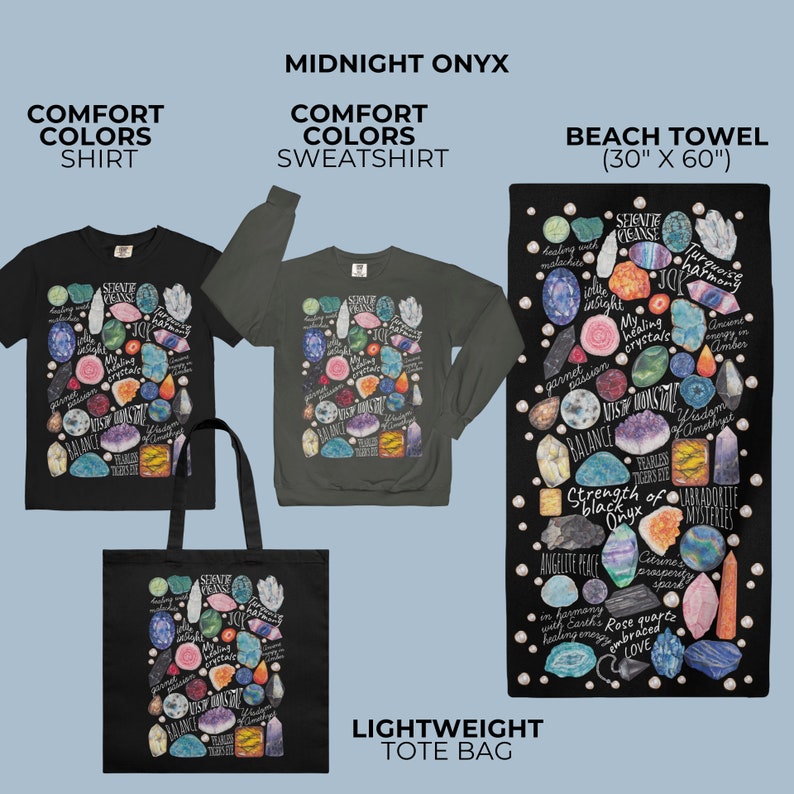 Puede incluir: Un conjunto de tres art&iacute;culos con un dise&ntilde;o de cristal de &oacute;nix negro: una camiseta negra, una sudadera verde y una bolsa de tela negra. La toalla de playa es negra con un dise&ntilde;o blanco de varios cristales y sus significados. La toalla mide 76 cm por 152 cm.