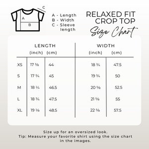 Puede incluir: Tabla de tallas para un top corto de ajuste relajado. La tabla muestra las medidas en pulgadas y cent&iacute;metros para las tallas XS, S, M, L y XL. La tabla incluye las medidas de largo y ancho.