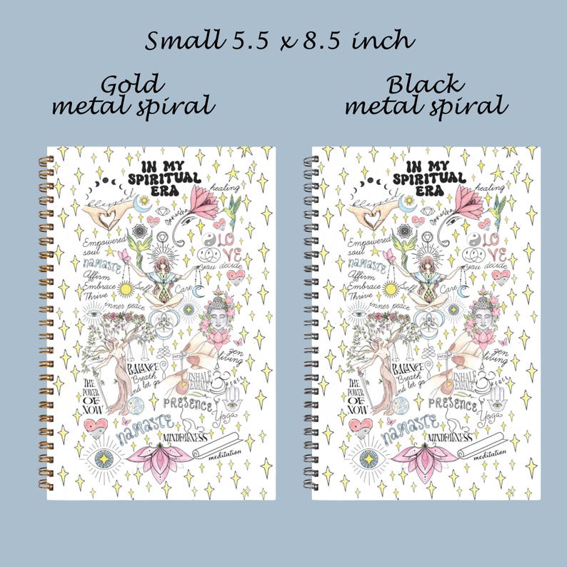 Peut inclure: Deux carnets &agrave; spirales de 14 x 21,6 cm avec une couverture blanche orn&eacute;e d'&eacute;toiles jaunes, d'une personne en m&eacute;ditation, de fleurs de lotus et du texte IN MY SPIRITUAL ERA. L'un a une spirale en m&eacute;tal dor&eacute;, l'autre en m&eacute;tal noir.