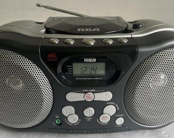 RCA Twin Bass tragbarer CD-Player AM / Fm Radio Ghettoblaster Silber Schwarz RCD143 Getestet