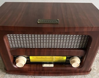 Altavoz Bluetooth retro Art+Sound AR3002 de madera con radio AM/FM y cargador inalámbrico.