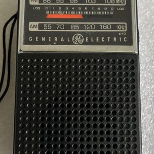 Przenośne radio AM/FM GE 7-2500B, przetestowane, napięcie 9 V, wymiary 3" x 5,25"